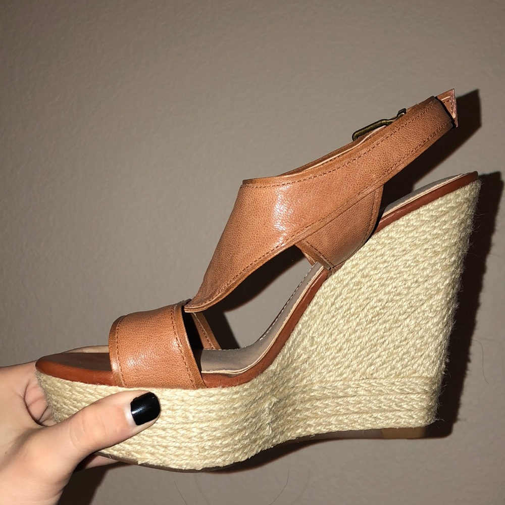 NEVER used Gianni Bini brown leather wedges!!! - Picture 2 of 3